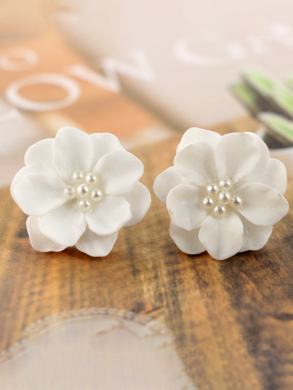 Simple and versatile exaggerated camellia three-dimensional white flower pearl earrings